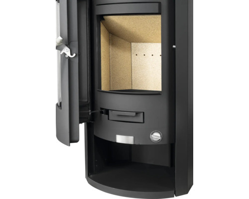 Schwarzer Kaminofen aus Metall mit geöffneter Tür, Brennraum mit Schamotteauskleidung, Ascheschublade und Luftregler.