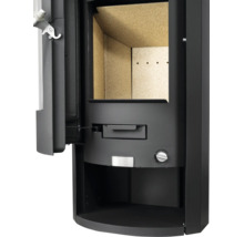 Detailansicht eines geöffneten schwarzen Kaminofens mit Brennraum aus Vermiculite, Aschekastengriff und unterem Lagerfach.