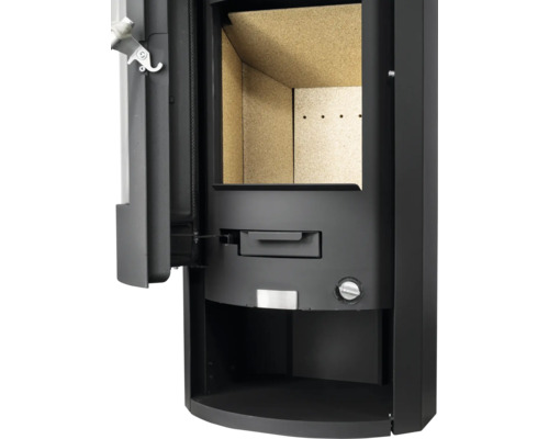 Detailansicht eines geöffneten schwarzen Kaminofens mit Brennraum aus Vermiculite, Aschekastengriff und unterem Lagerfach.
