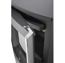Detailansicht eines Kaminofens mit leicht geöffneter Tür, silberfarbenem Metallgriff und Türdichtung.