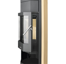 Justus Kaminofen mit geöffneter Glastür, Metallgriff und seitlicher Holzverkleidung.