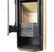 Detailansicht eines geöffneten Kaminofens mit Vermiculite-Auskleidung im Brennraum und integriertem Aschefach.