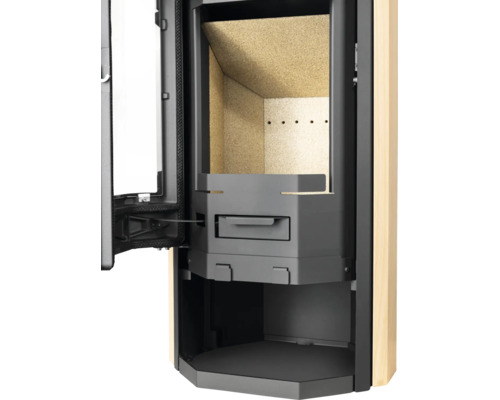 Detailansicht eines geöffneten Kaminofens mit Vermiculite-Auskleidung im Brennraum und integriertem Aschefach.