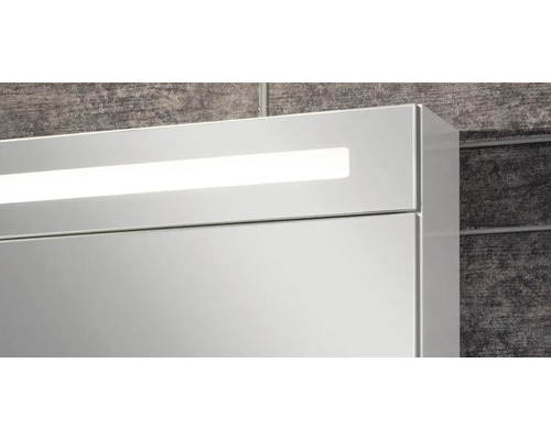 Spiegelschrank mit integrierter LED-Beleuchtung im oberen Bereich.