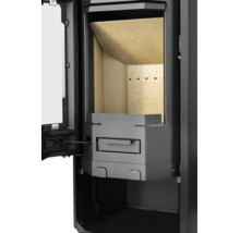 Innenansicht eines Kaminofens mit geöffneter Tür, Brennraum aus Vermiculite und herausnehmbarem Aschekasten.