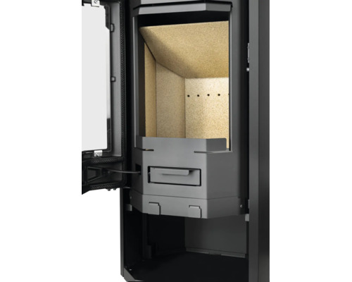 Innenansicht eines Kaminofens mit geöffneter Tür, Brennraum aus Vermiculite und herausnehmbarem Aschekasten.
