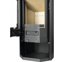 Detailansicht eines Kaminofens mit Brennraum aus Vermiculite, Aschekasten und integrierter Luftzufuhr.