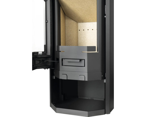 Detailansicht eines Kaminofens mit Brennraum aus Vermiculite, Aschekasten und integrierter Luftzufuhr.