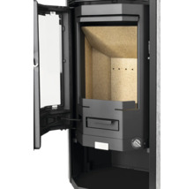 Geöffneter Kaminofen mit Brennraum aus Vermiculite, Aschekastenschublade und Bedienelementen.