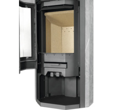 Geöffneter Kaminofen mit Brennraum aus Schamottesteinen, Aschekasten und Luftreglern.