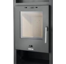 Kaminofen Justus mit Sichtfenster aus Glas und Griff aus Edelstahl.