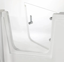 Weiße Badewanne mit niedriger Einstiegstür aus klarem Glas und einem verchromten Hebelgriff.