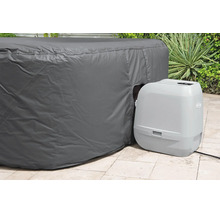 Thermoabdeckung für einen aufblasbaren Whirlpool inklusive Filterpumpe auf einer Terrasse.