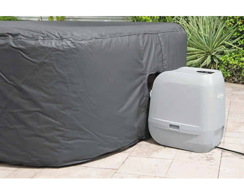 Thermoabdeckung für einen aufblasbaren Whirlpool inklusive Filterpumpe auf einer Terrasse.
