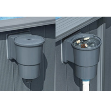 Oberflächenskimmer für Pools an einer Poolwand, einmal mit Deckel und einmal offen im Betrieb mit Wasser und Laub.