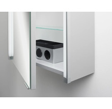 Spiegelschrank für das Badezimmer mit geöffneter Tür, einem Glasfachboden und einer integrierten Doppelsteckdose im Innenraum.