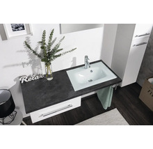 Helles Badezimmer mit weißem Unterschrank, dunkler Arbeitsplatte in Steinoptik und integriertem weißem Waschbecken mit verchromter Armatur.