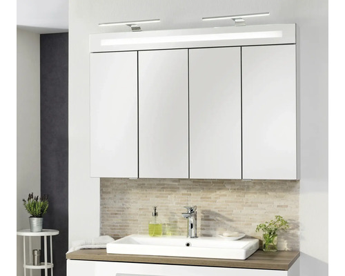 Großer Badezimmer-Spiegelschrank mit vier Türen und integrierter LED-Beleuchtung über einem weißen Waschbecken mit Holz-Waschtischplatte.