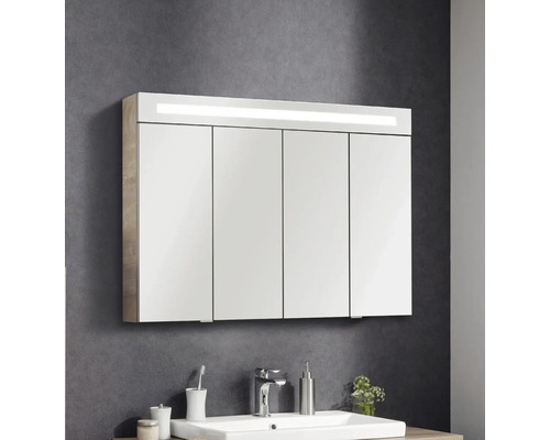 Badezimmer-Spiegelschrank mit vier Türen und integrierter LED-Beleuchtung, montiert über einem weißen Waschbecken.