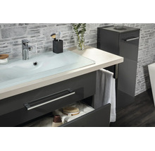 Moderner Waschtisch mit Glaswaschbecken, anthrazitfarbenem Unterschrank und passendem Hochschrank vor einer Wand in Steinoptik.