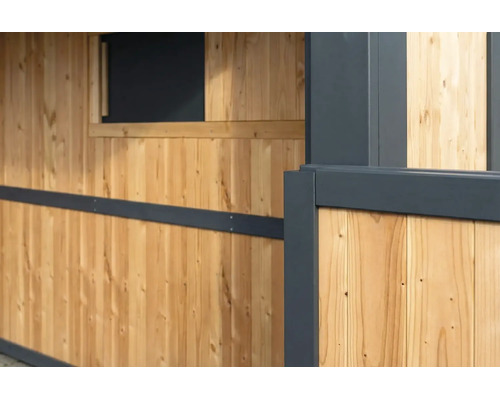 Detailansicht einer Gartenhauswand aus vertikalen Holzlatten mit anthrazitfarbenen Metallelementen.
