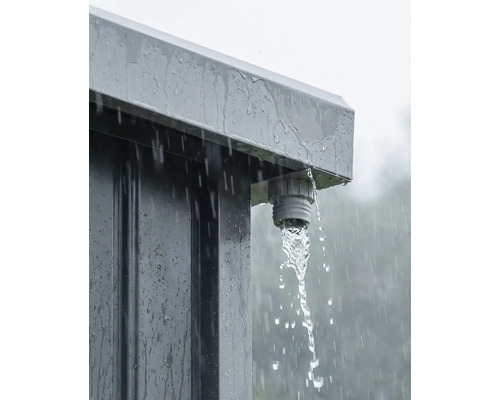 Detailansicht eines Regenwasserablaufs an einem Metallgartenhaus bei Regen mit fließendem Wasser.