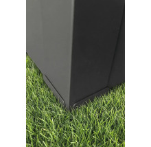 Detailansicht der unteren Ecke eines anthrazitfarbenen Gartenprodukts aus Metall auf Rasen.