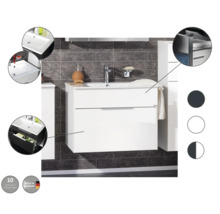 Weißer Waschbeckenunterschrank mit zwei Schubladen, Keramikwaschbecken und Armatur im modernen Badezimmer mit grauen Wandfliesen.