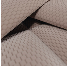Nahaufnahme eines beigen Stoffes mit kleinteiliger Waffelstruktur oder Wabenmuster.