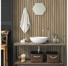 Akustikpaneel mit Holzlamellen an einer Badezimmerwand hinter einem Waschtisch mit weißem Aufsatzbecken und sechseckigem Spiegel.