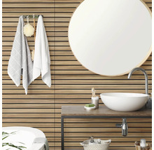 Wandverkleidung in Holzoptik mit horizontalen Lamellen in einem hellen, modernen Badezimmer mit rundem Spiegel und weißem Aufsatzwaschbecken.