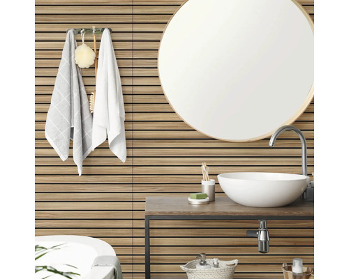Wandverkleidung in Holzoptik mit horizontalen Lamellen in einem hellen, modernen Badezimmer mit rundem Spiegel und weißem Aufsatzwaschbecken.