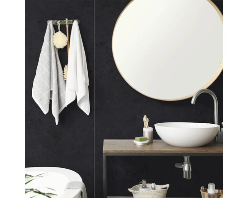 Modernes Badezimmer mit rundem Spiegel, weißem Aufsatzwaschbecken auf einem Holzwaschtisch und dunklen Wandpaneelen mit Struktur.