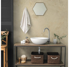 Modernes Badezimmer mit weißem Aufsatzwaschbecken auf einem Holzwaschtisch, hoher Armatur, hexagonalem Spiegel und Aufbewahrungskörben.