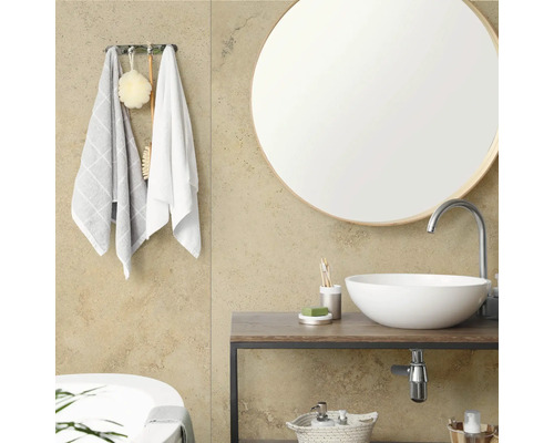 Modernes Badezimmer mit rundem Spiegel, Aufsatzwaschbecken auf einem Waschtisch aus Holz und Handtuchhaken mit Zubehör.