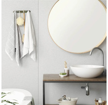 Modernes Badezimmer mit grauen Wandpaneelen, rundem Spiegel mit Holzrahmen und Aufsatzwaschbecken auf einem Holzwaschtisch.