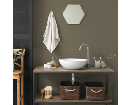 Modernes Badezimmer mit weißem Aufsatzwaschbecken auf einem Holzwaschtisch, silberner Armatur und geflochtenen Aufbewahrungskörben.