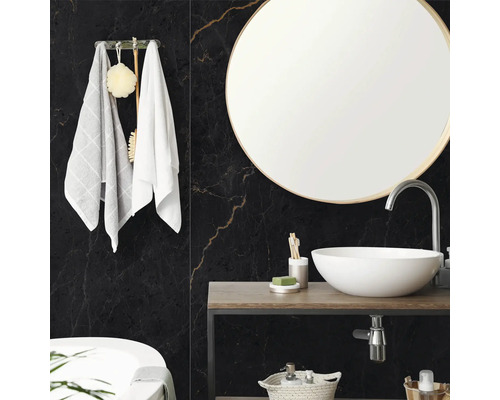 Modernes Badezimmer mit Wandfliesen in schwarzer Marmor-Optik, rundem Spiegel und weißem Aufsatzwaschbecken auf einer Holzkonsole.