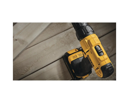 DeWALT Akku-Bohrschrauber auf einer Holzoberfläche mit Fokus auf den Gangwahlschalter und das DeWALT Logo.
