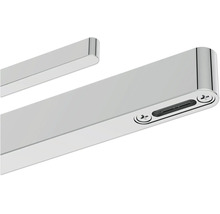 Detailansicht einer verchromten Metallleiste mit zwei Befestigungsschrauben an der Unterseite.