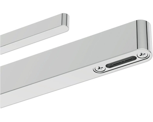 Detailansicht einer verchromten Metallleiste mit zwei Befestigungsschrauben an der Unterseite.