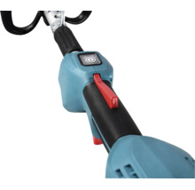 Nahaufnahme der Bedieneinheit eines Freischneiders mit Starttaste, Sicherheitsschalter und ergonomischem Griffstück am Schaft.