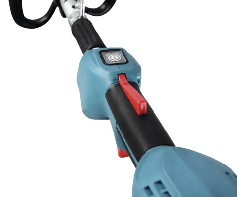 Nahaufnahme der Bedieneinheit eines Freischneiders mit Starttaste, Sicherheitsschalter und ergonomischem Griffstück am Schaft.