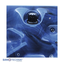 Nahaufnahme eines Whirlpools aus marmoriertem Acryl mit schwarzer Ansaugung und Massagedüsen. Sanotechnik International Logo.