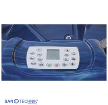 Bedienteil für Whirlpool mit digitaler Anzeige und Funktionstasten für Temperatur, Massage und Licht. Sanotechnik International Logo.