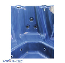 Innenansicht eines Whirlpools mit Massagedüsen und geformter Sitzfläche, San Technik Logo.