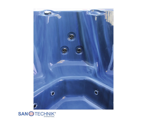 Innenansicht eines Whirlpools mit Massagedüsen und geformter Sitzfläche, San Technik Logo.