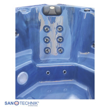 Innenansicht eines blauen Whirlpools mit Massagedüsen, Kopfstütze und integrierter Beleuchtung. San Technik International Logo.