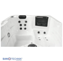 Sanotechnik Whirlpool Innenansicht mit Massagedüsen, Kopfstütze und Filterfach. Sanotechnik International Logo.