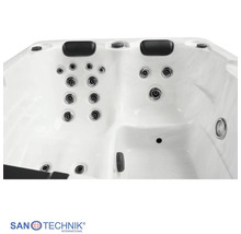 Innenansicht eines Whirlpools mit zahlreichen Massagedüsen und zwei Kopfstützen sowie Sanotechnik International Logo.
